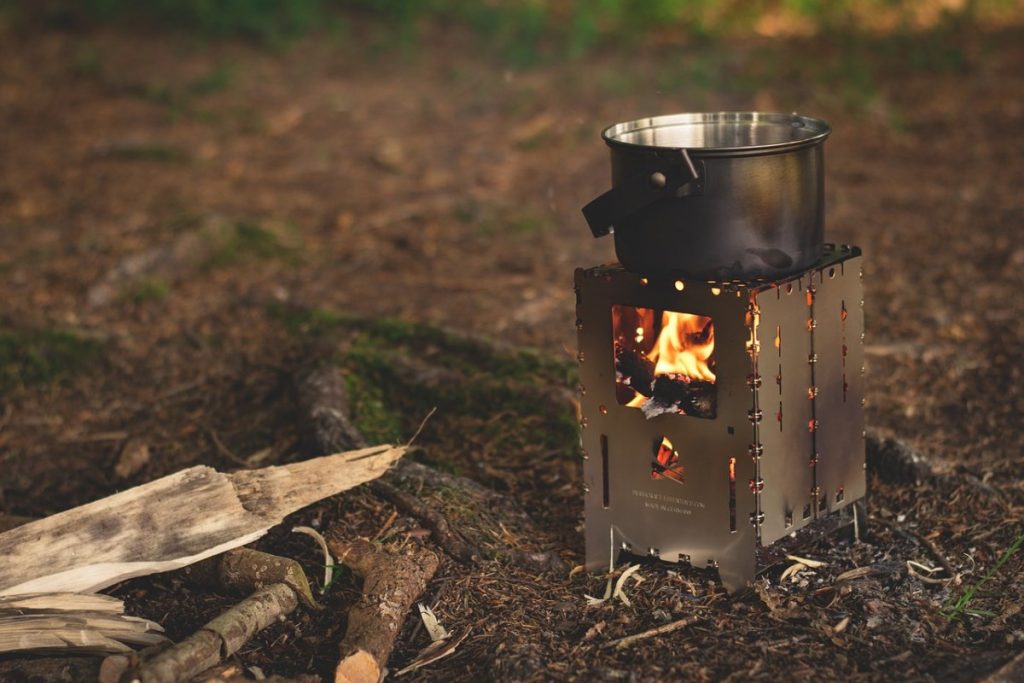 legno fuoco pentola campeggio