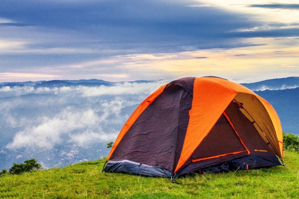 tenda monoposto montagne nuvole tramonto picchetti