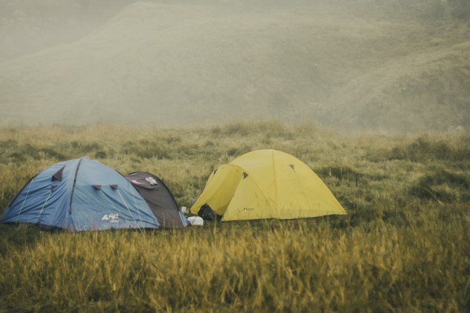 tenda da trekking nel prato